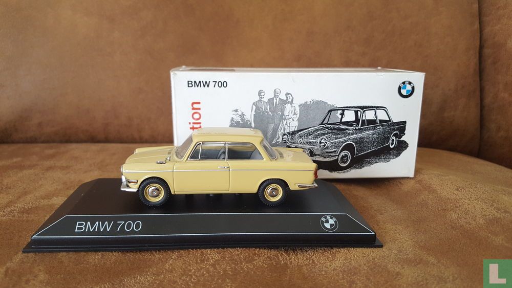 BMW 700