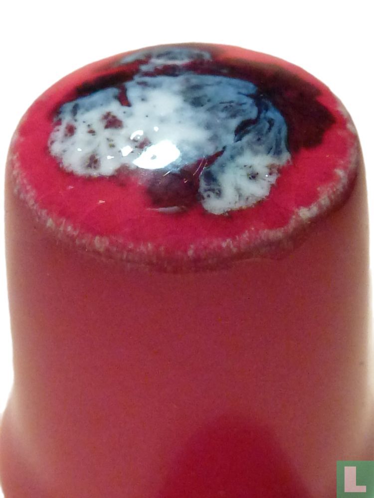 [vingerhoedje met bloem bovenop]