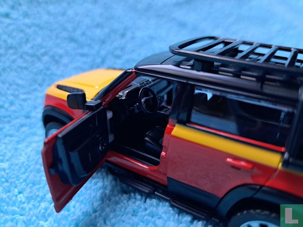 Land Rover Defender 110 SHELL 67134E - CCA (Cool Chic Auto) - LastDodo