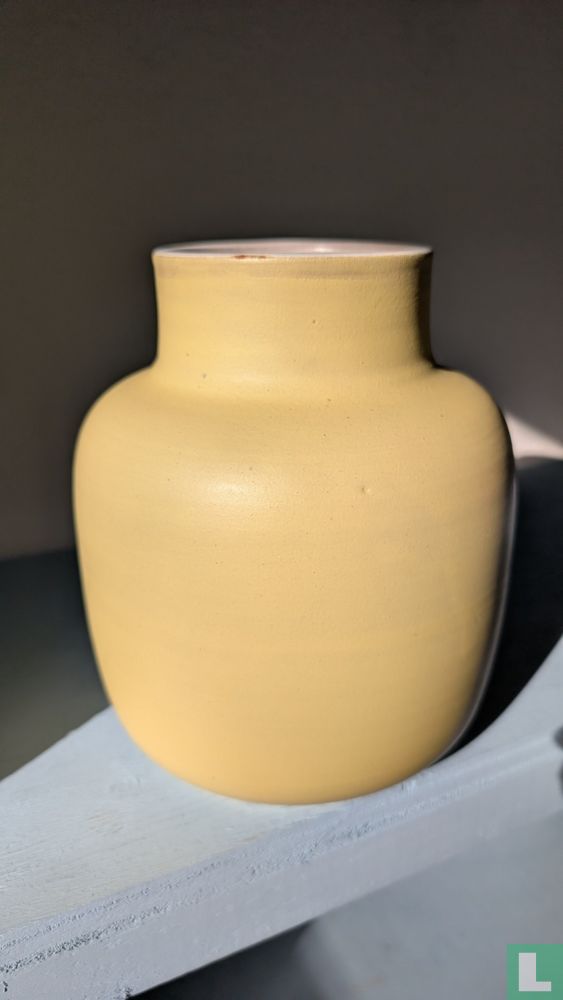 Vase jaune pâle