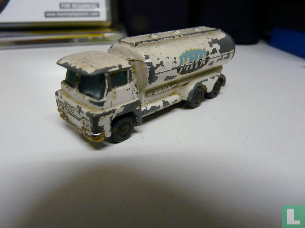 Guy Warrior Milk Tanker