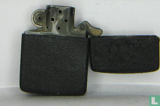 Zippo Black-Crackle WWII (3 barrel / 14 hole) - Image 2