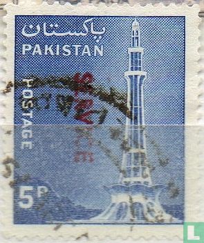 Minar-e-Pakistan - Service