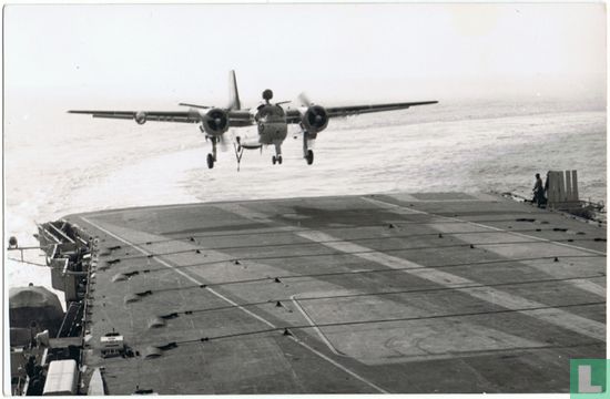 Grumman S-2A Tracker in de landing op de Karel Doorman