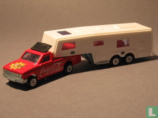 Pick-up ’Coca-Cola’ met caravan trailer - Image 1