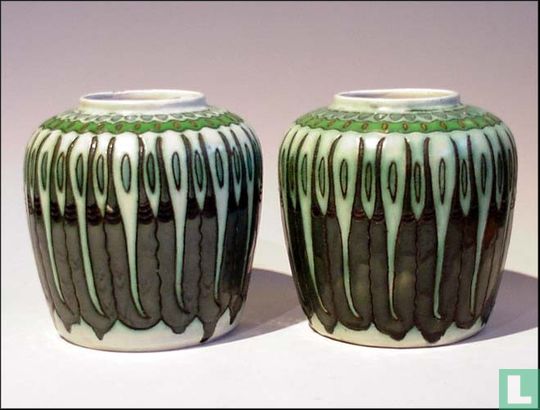 Set grün geprägten Vasen