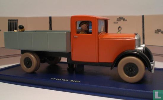 De rode vrachtwagen uit 'De Blauwe Lotus' - Image 1