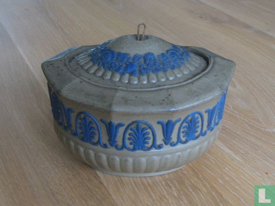 Wedgwood Cane Ware suikerpot (1864) met blauwe jasper ornamenten