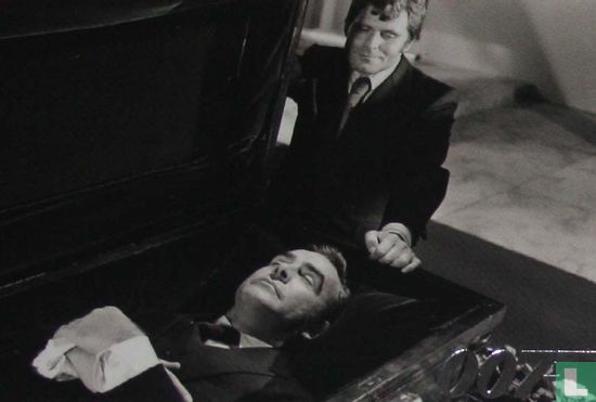 Mr Wint closes the coffin lid on James Bond - Bild 1