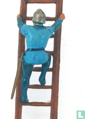 Weapon servant climbing - Image 2