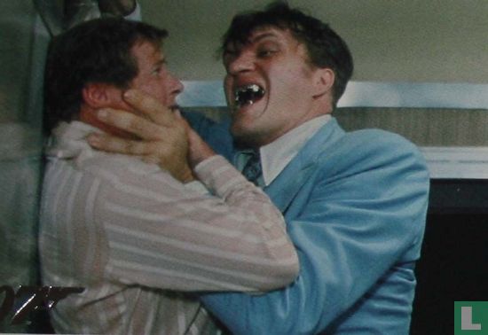 After hiding about a train, Jaws attacks James Bond - Afbeelding 1
