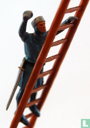 Weapon servant climbing - Image 1