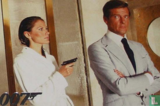 Andrea Anders pulls a gun on James Bond - Afbeelding 1