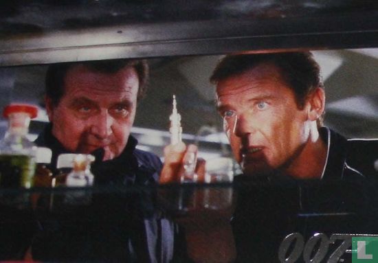 Sir Godfrey Tibbett and James Bond infiltrate Dr Mortners laboratory - Afbeelding 1