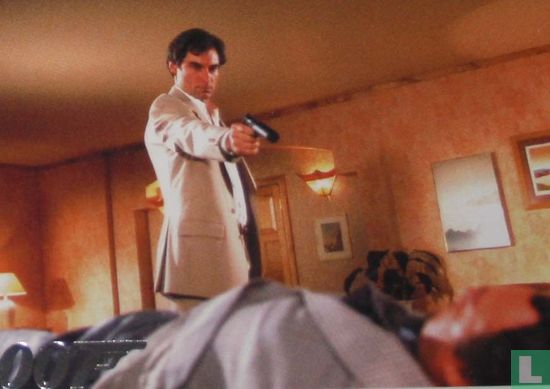 James Bond shoots and appears to kill general Pushkin - Bild 1