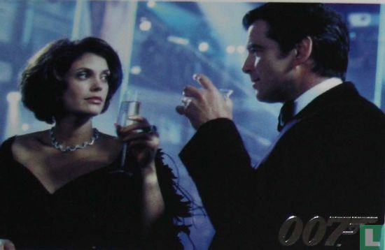 James Bond is reunited with Paris Carver - Bild 1