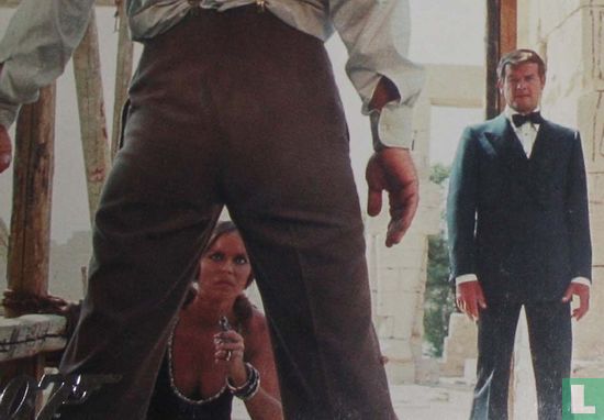 Anya Amasova and James Bond travel through the Egyptian desert - Afbeelding 1