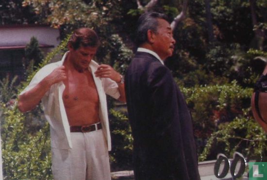 James Bond poses as Francisco Scaramanga - Afbeelding 1