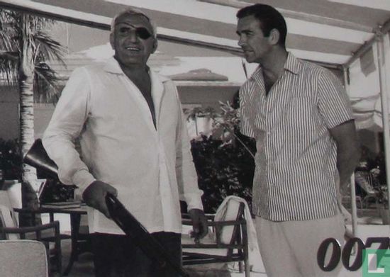 James Bond and Emilio Largo discuss women and guns - Afbeelding 1