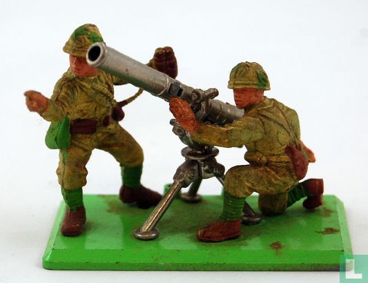 Japanese recoilles rifle and team - Image 1