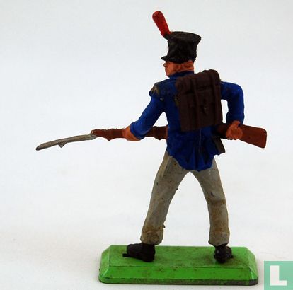 Soldat à la main avec le fusil boyonet - Image 2