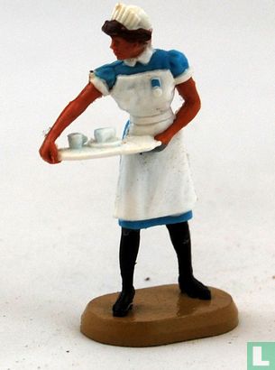 une infirmière avec un bac - Image 1