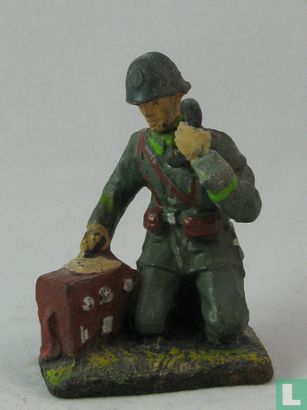 Nederlandse soldaat met veldtelefoon - Afbeelding 1