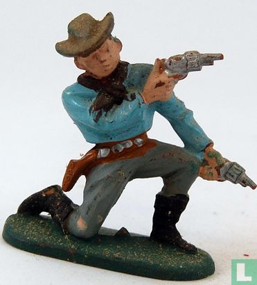 Cowboy agenouillé avec 2 revolvers - Image 1
