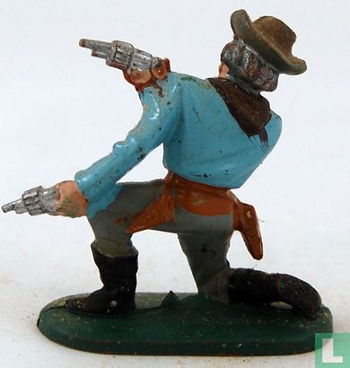 Cowboy agenouillé avec 2 revolvers - Image 2