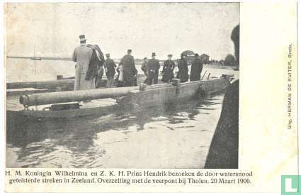 H.M. Koningin Wilhelmina en Z.K.H. Prins Hendrik bezoeken de door watersnood geteisterde streken in Zeeland. Overzetting met de veerpont. 20 Maart 1906