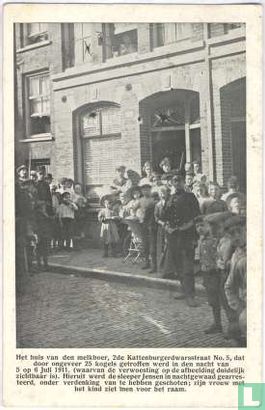 Het huis van den melkboer, 2de Kattenburgerdwarsstraat 5, dat door ongeveer 25 kogels getroffen werd in den nacht van 5 op 6 juli 1911