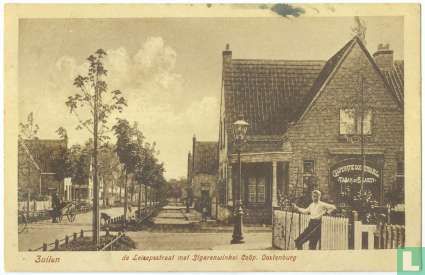 Zuilen. De Leisepsstraat met Sigarenwinkel Coop. Oostenburg