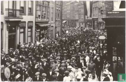 Zo was Dordrecht. Voorstraat omstreeks 1915. Stafmuziek Kon. Marine