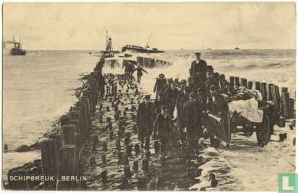 Schipbreuk ´Berlin´. Kapitein Jansen aan het hoofd van de Reddingsbrigade, vervoert met de lorrie elf lijken van schipbreukelingen. Op den achtergrond het wrak