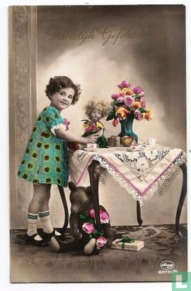 Meisje met pop en teddybeer 1928