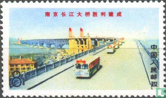 Busse Überqueren der Brücke über den Jangtse
