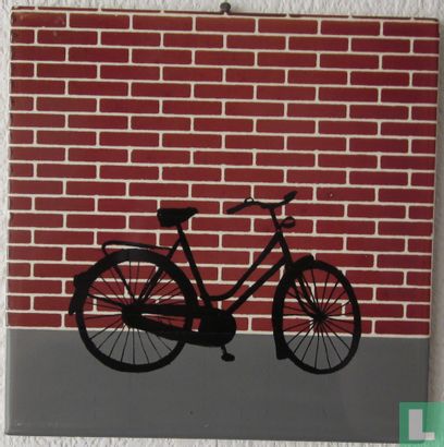Zwarte fiets voor muur