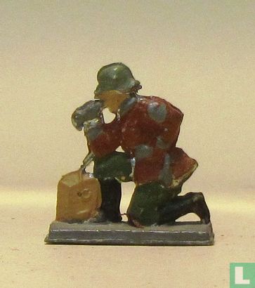 Soldat allemand avec téléphone sur le terrain - Image 2