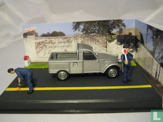 Citroën 2CV Pick-up diorama - Image 2
