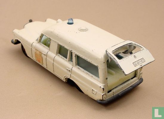 Mercedes-Benz 'Binz' Ambulance - Afbeelding 2