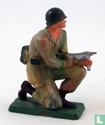 Soldier kneeling - Image 1