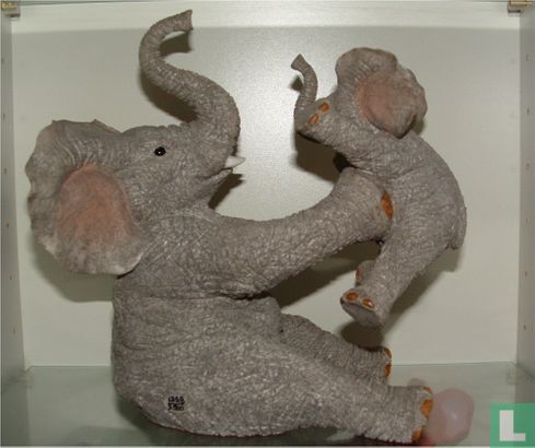 Tusker olifant met jong - Afbeelding 1
