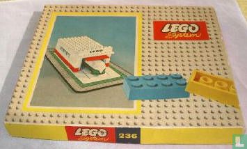 Lego 236-1 Garage with Automatic Door (White base and door frame) - Image 1