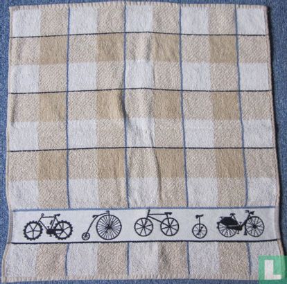 5 verschillende fietsen op handdoek - Bild 1