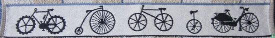 5 verschillende fietsen op handdoek - Bild 2