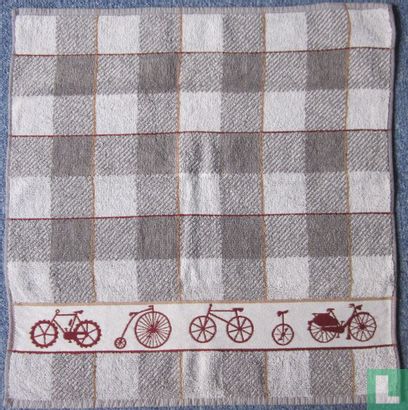 5 verschillende fietsen op handdoek