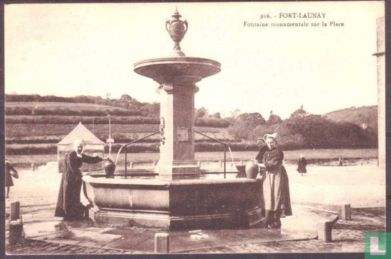 Port-Launay, Fontaine monumentale sur la Place