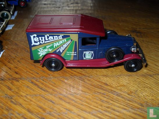 Packard Van 'Leyland Paints'