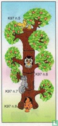 Eekhoorn op boomstam - Afbeelding 2