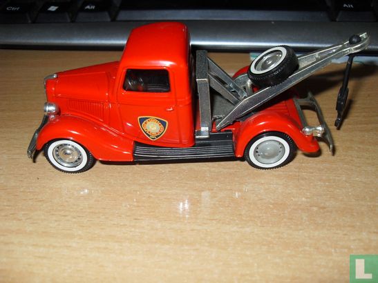 Ford V8 Tow Truck